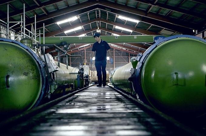 工場で薬剤の注入作業、管理をしている様子