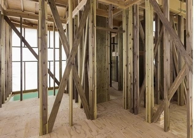 建築途中の写真(1階主要部分に腐らない木を使用)